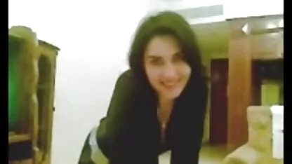 Julia Bee video pprno gratuit sur le tapis