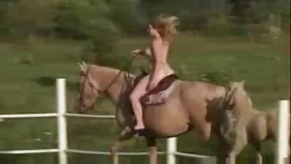 Deanna Green travaille dans le film porno gratuit hd jardin