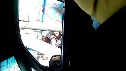 Branlette couché film entier porno gratuit dans l'eau